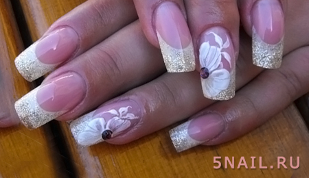 нежные цветы на ногтях