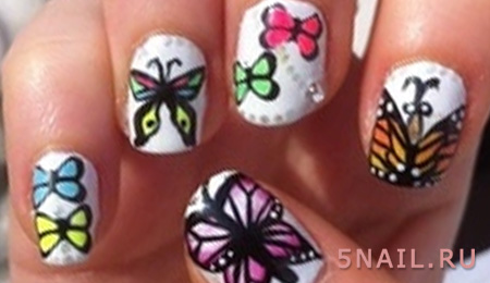 бабочки на белых ногтях