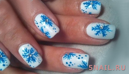 белые ногти с голубыми снежинками